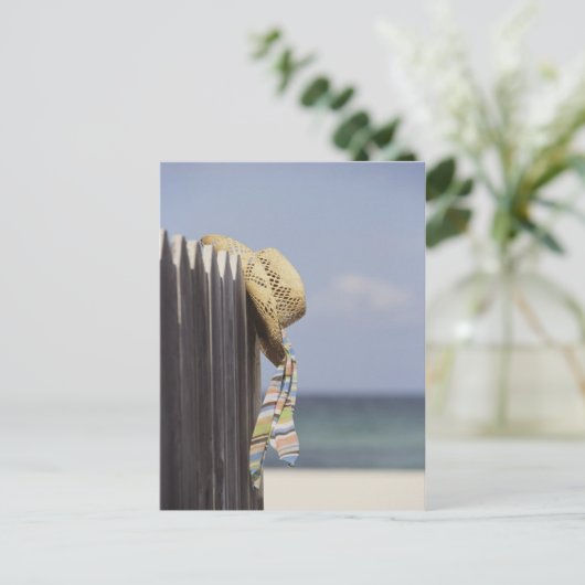 Pet van riem dat op een hek in het strand hangt briefkaart (Staand voorkant)