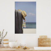 Pet van riem dat op een hek in het strand hangt poster (Keuken)