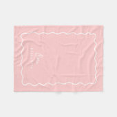 Petal Pink Wavy Border Monogrammed Fleece Deken (Voorkant (Horizontaal))