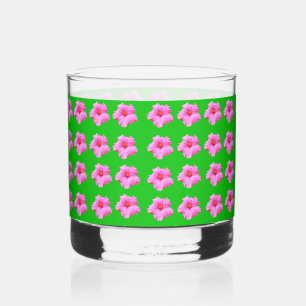 Petal Serenity: Pink Hibiscus op een groen doek Whisky Glas