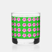 Petal Serenity: Pink Hibiscus op een groen doek Whisky Glas (Achterkant)