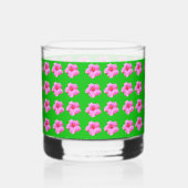 Petal Serenity: Pink Hibiscus op een groen doek Whisky Glas (Links)
