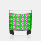 Petal Serenity: Pink Hibiscus op een groen doek Whisky Glas (Rechts)