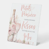 Petals en Prosecco Blush Pink Floral Vrijgezellenf Reclamebord Met Voetstuk (Voorkant)