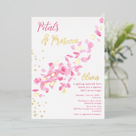 Petals en Prosecco Roze Bruidsdouche Uitnodiging (Staand Voorkant)
