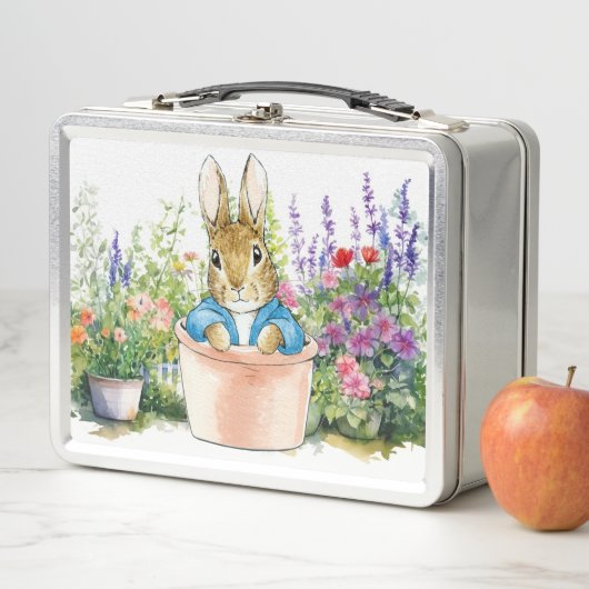 Peter de Konijn in potje plant in zijn tuin (In situ)