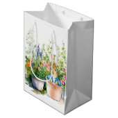 Peter de Konijn in potje plant in zijn tuin Medium Cadeauzakje (Voorkant Gekanteld)
