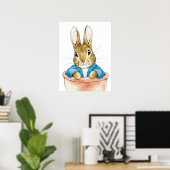 Peter de Konijn zittend in een plantenpot Poster (Thuiskantoor)