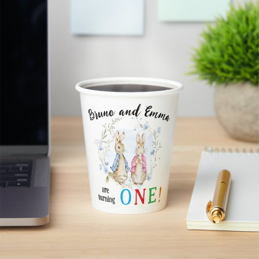 Peter en Flopsy draaien een papieren beker (Insitu)