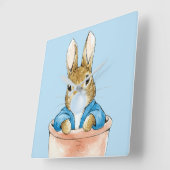 Peter het Konijn Blowing een Blauwe Bubble Gum Vierkante Klok (Hoek)