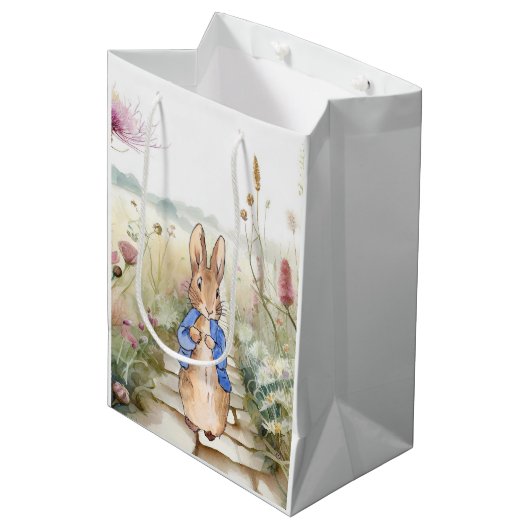 Peter het Konijn met veld van wilde bloemen Medium Cadeauzakje (Voorkant Gekanteld)