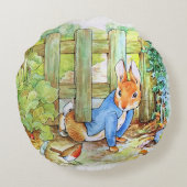 Peter het konijn sluipt Mc Gregor's tuin binnen Rond Kussen (Achterkant)