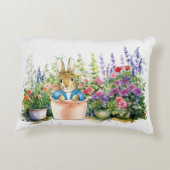 Peter het konijn zittend in een pot accent kussen (Achterkant)