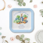 Peter konijn baby boy baby shower gedrukt papieren bordje<br><div class="desc">Peter rabbit met een blauw jasje en tuingroenten baby shower monogram bedrukt papier borden sjabloon. Een schattig konijntje in een blauw jasje staand in veggie tuin voor een baby boy baby shower pastel blauw gingham gepersonaliseerd baby shower servies</div>