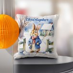Peter Konijn winter huisje kerstcadeaus Kussen<br><div class="desc">Peter Rabbit winterhuisje kerstcadeaus voor baby's en kinder gepersonaliseerde naam kussen kwekerij decor. Schattige konijntje gekleed in een blauw jasje en rode sjaal staan bij de gate of Winter Wonderland Cottage,  een mooi kinderkamer decor item.</div>