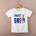 Peter konijn winter verjaardagsfeestfotoshoot<br><div class="desc">Peter rabbit winterthema verjaardagsfeestje gepersonaliseerd T-shirt,  een schattig konijntje in een blauw jasje en rode sjaal verjaardagsfeestje fotoshoot shirt,  foto rekwisieten</div>