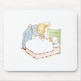 Peter Rabbit in bed (gevoerd door zijn moeder) Muismat