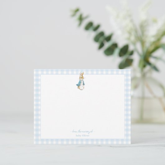 Peter Rabbit met blauwe Gingham Border Baby jongen Bedankkaart (Staand voorkant)