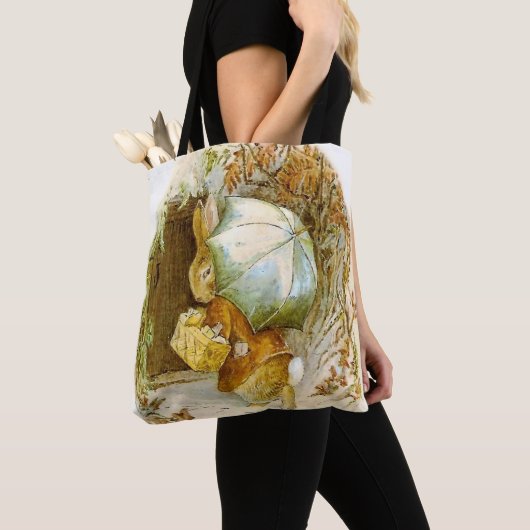 “Peter Rabbit met Winterparaplu” van Beatrix Pot Tote Bag (Dichtbij)