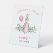 Peter Rabbit Pink Baby shower Reclamebord Met Voetstuk (Voorkant)