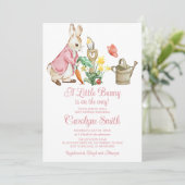 Peter Rabbit Pink Girl Baby shower Uitnodiging (Staand voorkant)