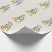 Peter the Rabbit Eating a Carrot Beige Linen Cadeaupapier (Hoek)