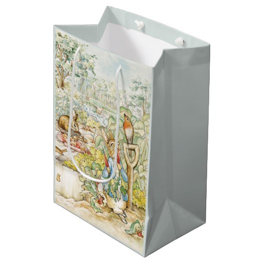 Peter the Rabbit Eating a Carrot Medium Cadeauzakje (Voorkant Gekanteld)