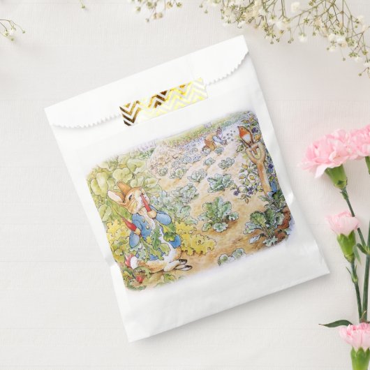 Peter the Rabbit Eating Carrots Bedankzakje (Gezegeld)