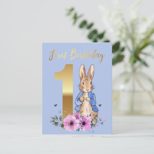 Peter the Rabbit Gold 1st Birthday Uitnodiging Briefkaart (Staand voorkant)