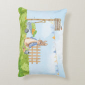 Peter the Rabbit in zijn tuin Accent Kussen (Achterkant (Verticaal))