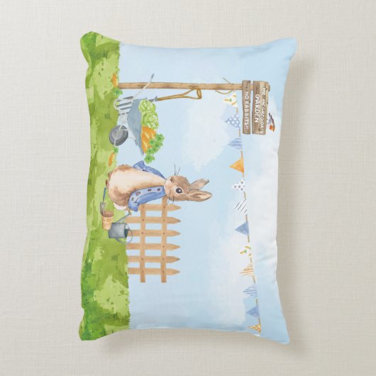 Peter the Rabbit in zijn tuin Accent Kussen (Achterkant (Verticaal))