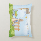 Peter the Rabbit in zijn tuin Accent Kussen (Voorkant(Verticaal))