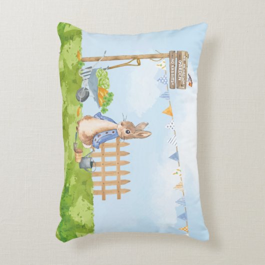 Peter the Rabbit in zijn tuin Accent Kussen (Voorkant(Verticaal))