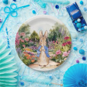 Peter the Rabbit in zijn tuin Papieren Bordje (Feest)