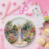 Peter the Rabbit in zijn tuin Papieren Bordje (Feest)