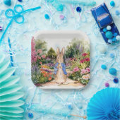 Peter the Rabbit in zijn tuin Papieren Bordje (Feest)