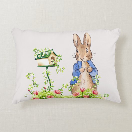 Peter the Rabbit in Zijne Garden Accent Kussen (Voorkant)