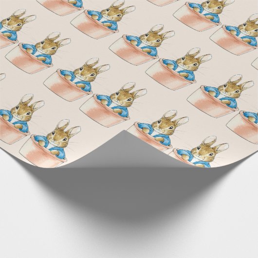 Peter the Rabbit Sitting in Plant Pot Cadeaupapier (Hoek)