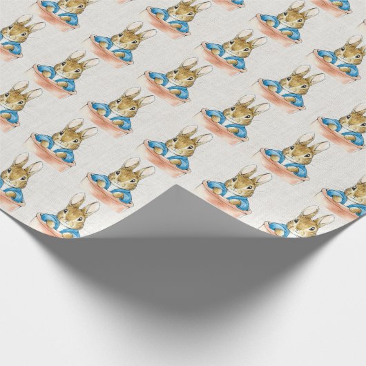 Peter the Rabbit Sitting in Pot Plant Cadeaupapier (Hoek)