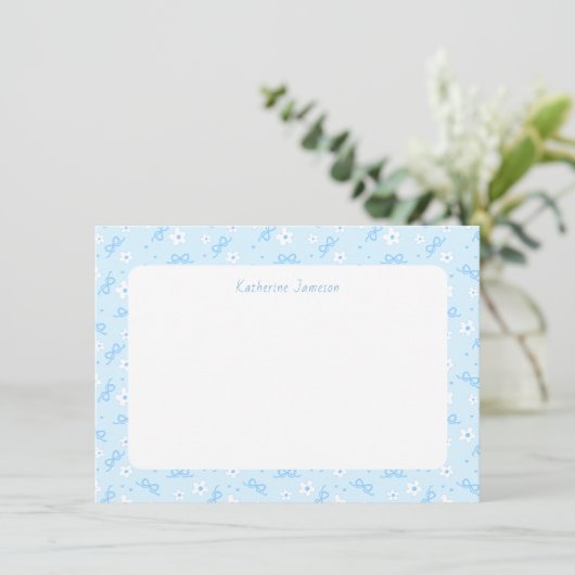 Petit Blue Whimsical Bows Daisy Monogram Notecard Bedankkaart (Staand voorkant)