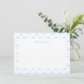 Petit Blue Whimsical Bows Monogram Notecard Bedankkaart (Staand voorkant)