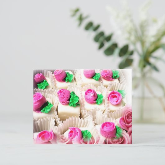 Petit Fours is bedekt met delicate, roze roze roze Briefkaart (Staand voorkant)