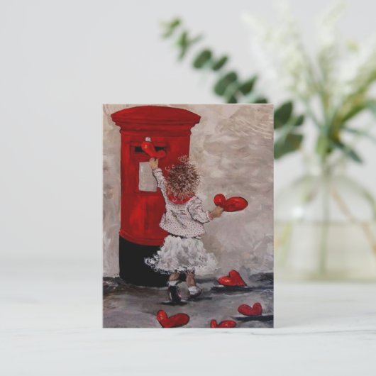 Petite fille postant des coeurs briefkaart (Staand voorkant)