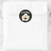 Petri-fried Grappig Gebakken Ei Pun Donker BG Ronde Sticker (Tas)