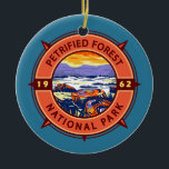 Petrified Forest National Park Retro Compass Keramisch Ornament<br><div class="desc">Verzakt ontwerp van vectorillustraties van het bos. Het park bevindt zich in het noordoosten van Arizona en heeft grote afzettingen van hout dat aan versnijding onderhevig is.</div>