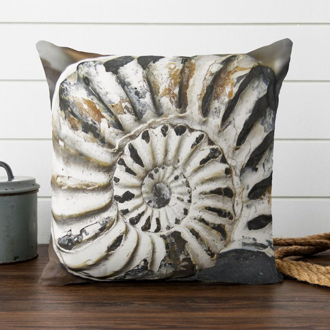 Petrified Nautical Fossil Spiral Kussen (Pillow showing a spiral petrified nautilus fossil. Beautiful for a beach house or coastal residence)