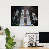 Petronas Towers bij 's nachts afdrukken Poster (Thuiskantoor)