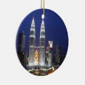 Petronas Towers verlicht in de nacht Kuala Lumpur Keramisch Ornament (Rechts)