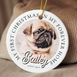 Pet's My First Christmas in Forever Home Modern Keramisch Ornament<br><div class="desc">Het ontwerp is samengesteld uit moderne typografie met schreefloos lettertype en schreefloos lettertype. Voeg een aangepaste foto van geadopteerd huisdier en jaar toe.</div>