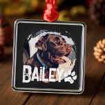 Pet's Simple Modern Cool Grunge Naam en foto Metalen Ornament<br><div class="desc">Dit eenvoudige en moderne ontwerp is samengesteld uit moderne eenvoudige speelse scripttypografie. Voeg een aangepaste huisdierenfoto toe van uw hond,  kat,  pup of kitten</div>